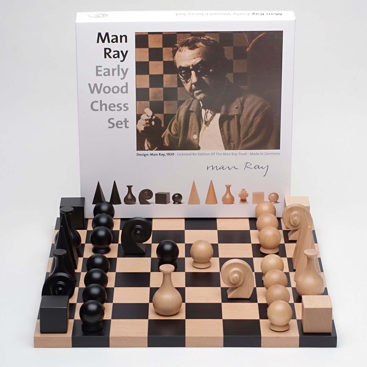 صورة لعبة الشطرنج التي وضعها مان راي
